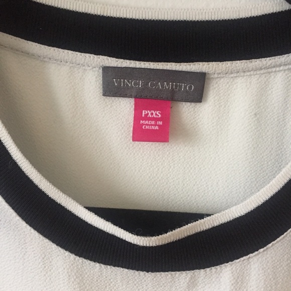 Vince Camuto Contrast Trim Top - Picture 3 of 4